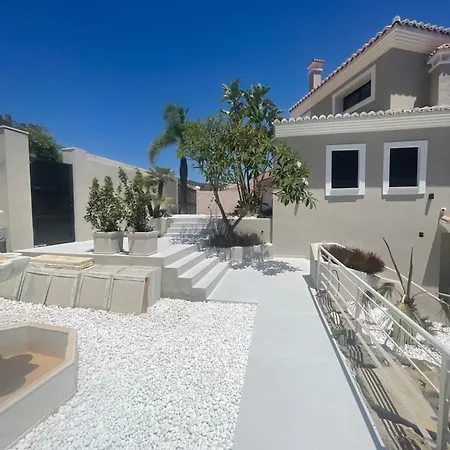 Ultimate Luxury Dream With 7 Bedrooms, Gym, And Infinity Pool マルベーリャ
