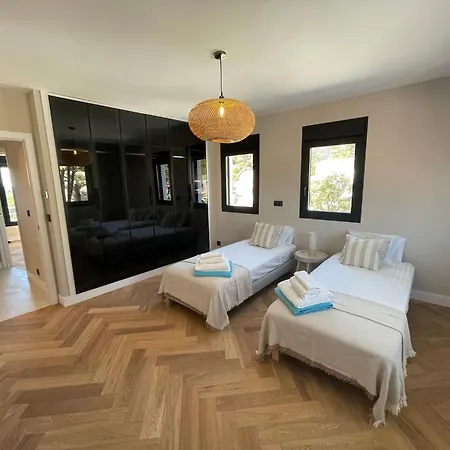 Ultimate Luxury Dream With 7 Bedrooms, Gym, And Infinity Pool Villa *