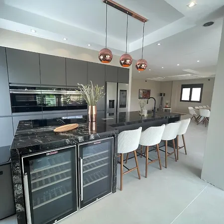 Ultimate Luxury Dream With 7 Bedrooms, Gym, And Infinity Pool Villa