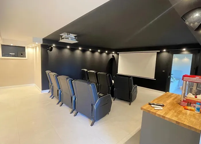 Ultimate Luxury Dream With 7 Bedrooms, Gym, And Infinity Pool Вілла