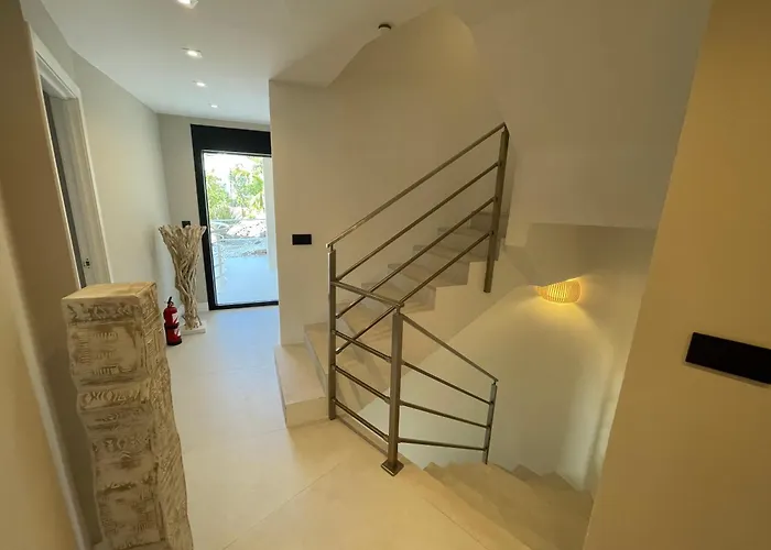 Ultimate Luxury Dream With 7 Bedrooms, Gym, And Infinity Pool Марбелья