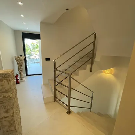 Ultimate Luxury Dream With 7 Bedrooms, Gym, And Infinity Pool 马尔韦利亚