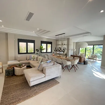 Ultimate Luxury Dream With 7 Bedrooms, Gym, And Infinity Pool *