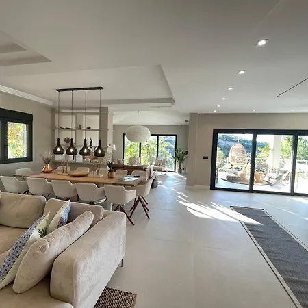 Villa Ultimate Luxury Dream With 7 Bedrooms, Gym, And Infinity Pool Marbella